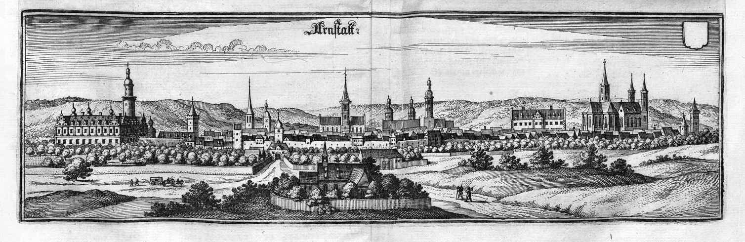 Historischer Kupferstich mit Arnstadts Dächern, Türmen und Befestigungen vor bewaldeten Höhen.