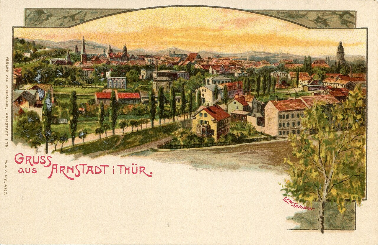 Farbige Künstlerpostkarte mit einem weiten Blick auf Arnstadt und seine Landschaft.