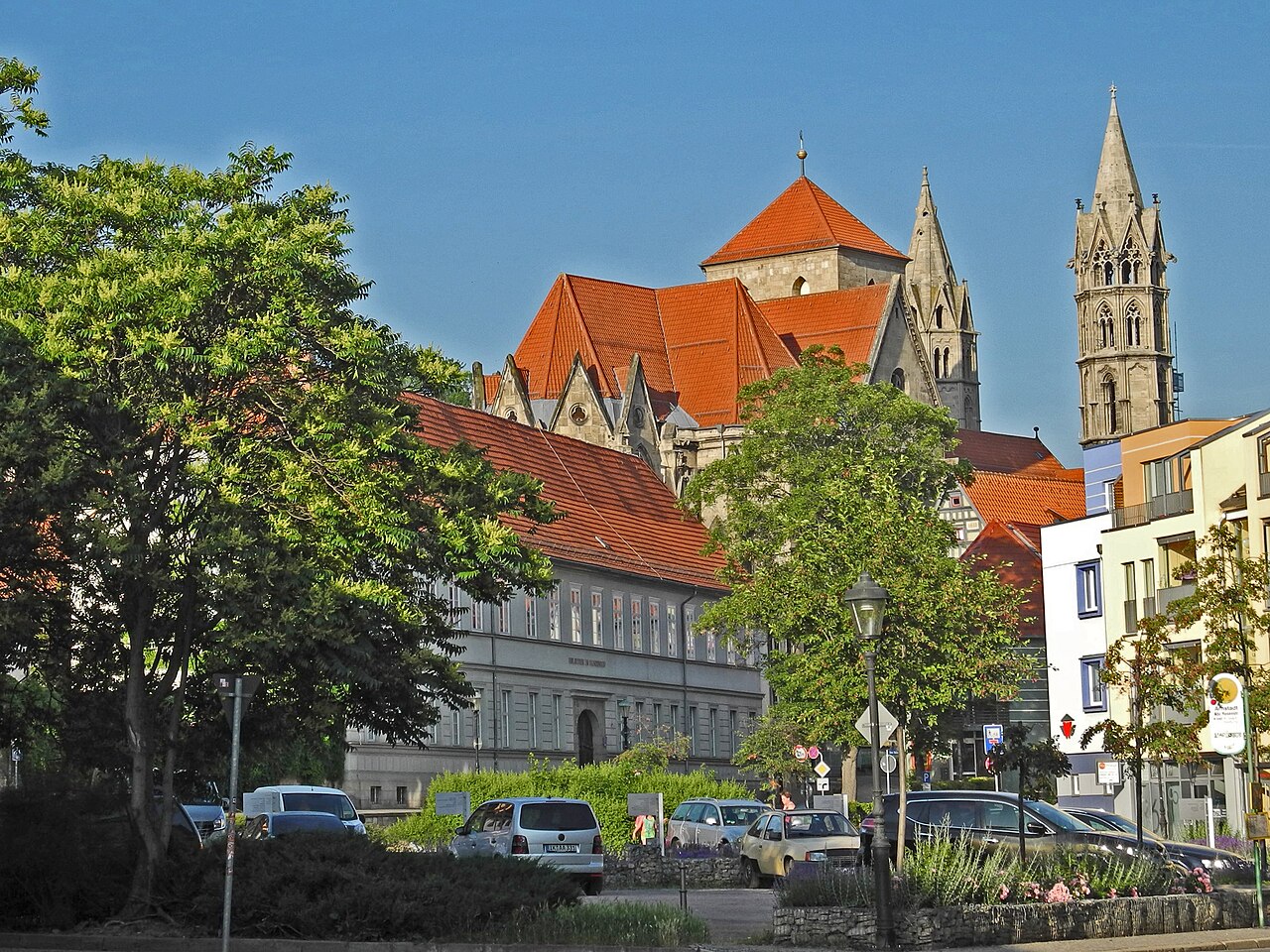 Liebfrauenkirche mit mehreren Türmen über den Häusern der heutigen Stadt.