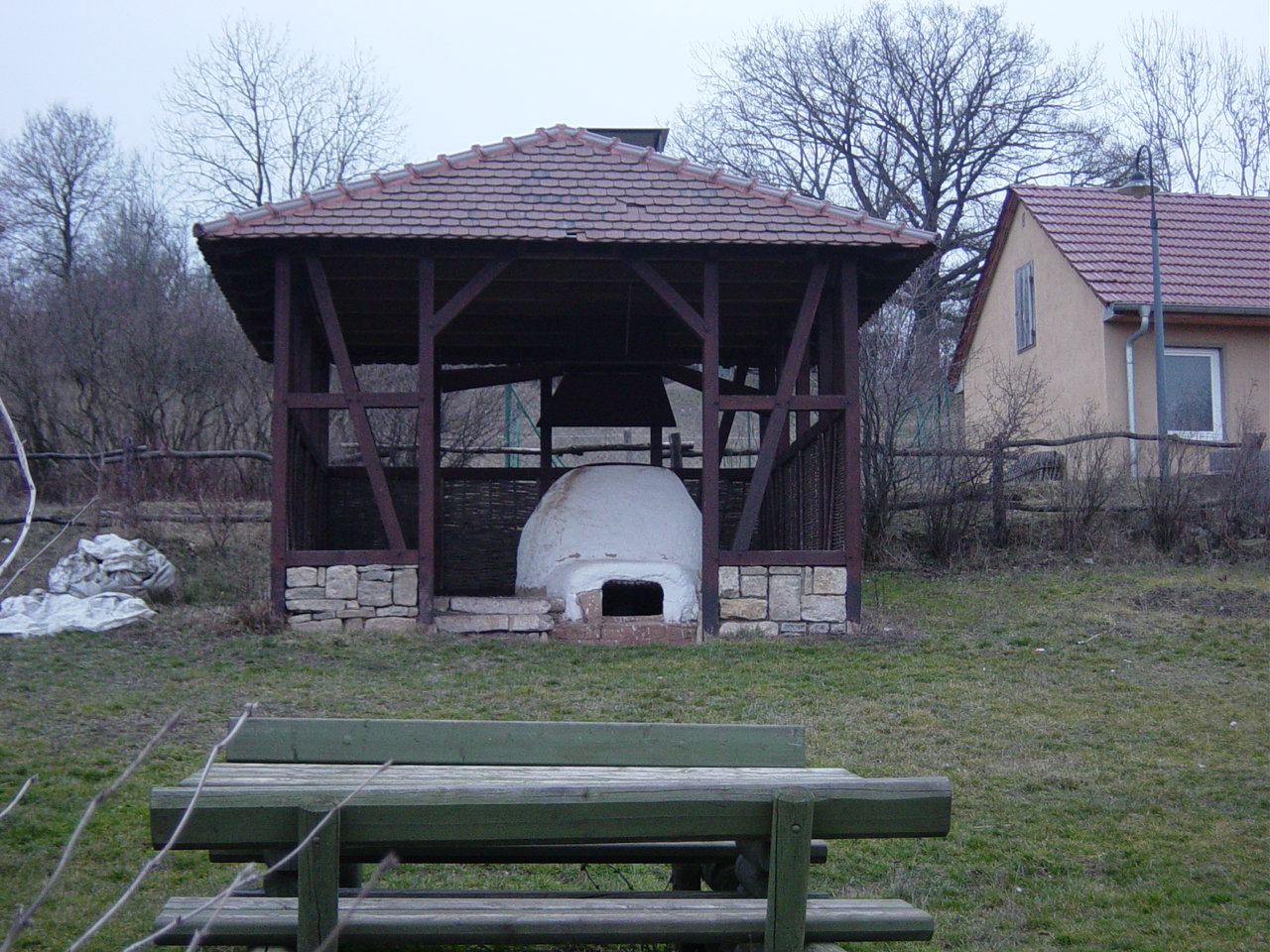 Nachbildung eines römischen Töpferofens unter einem hölzernen Schutzdach auf dem Experimentiergelände in Haarhausen.